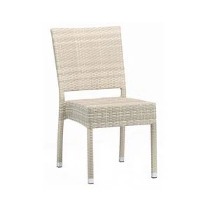 Ochiq rattan kafe va ovqat uchun stullar va stol